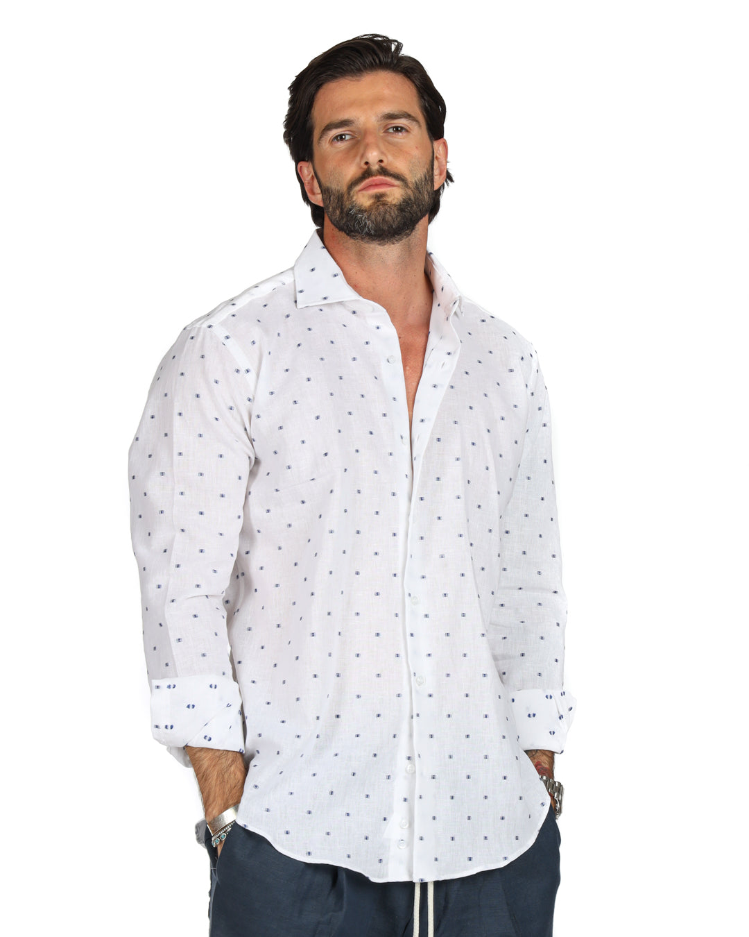 Salina - Chemise blanche classique avec broderies bleues en lin