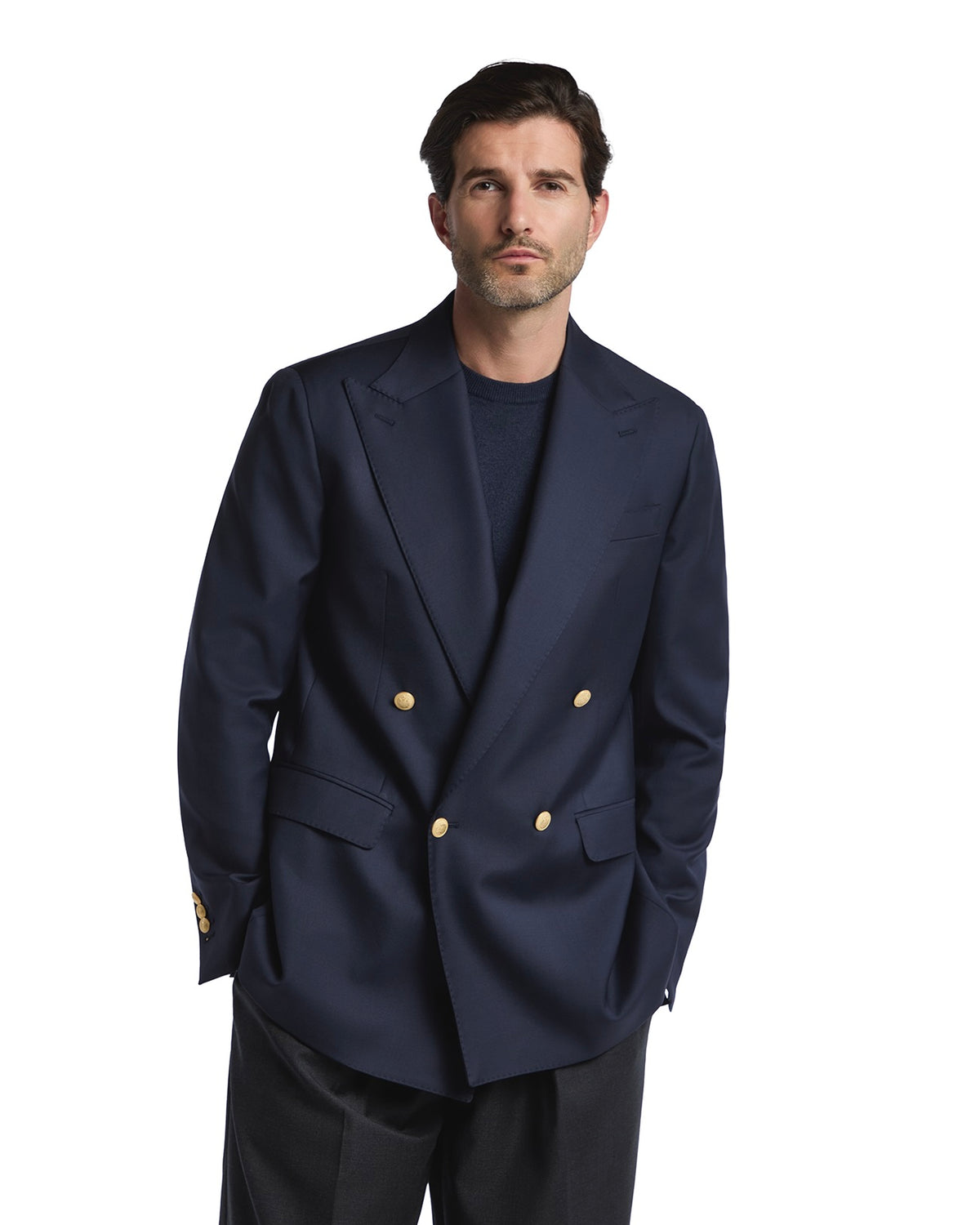 Navy double-breasted blazer for men, made of premium fabric, featuring gold buttons and tailored fit.