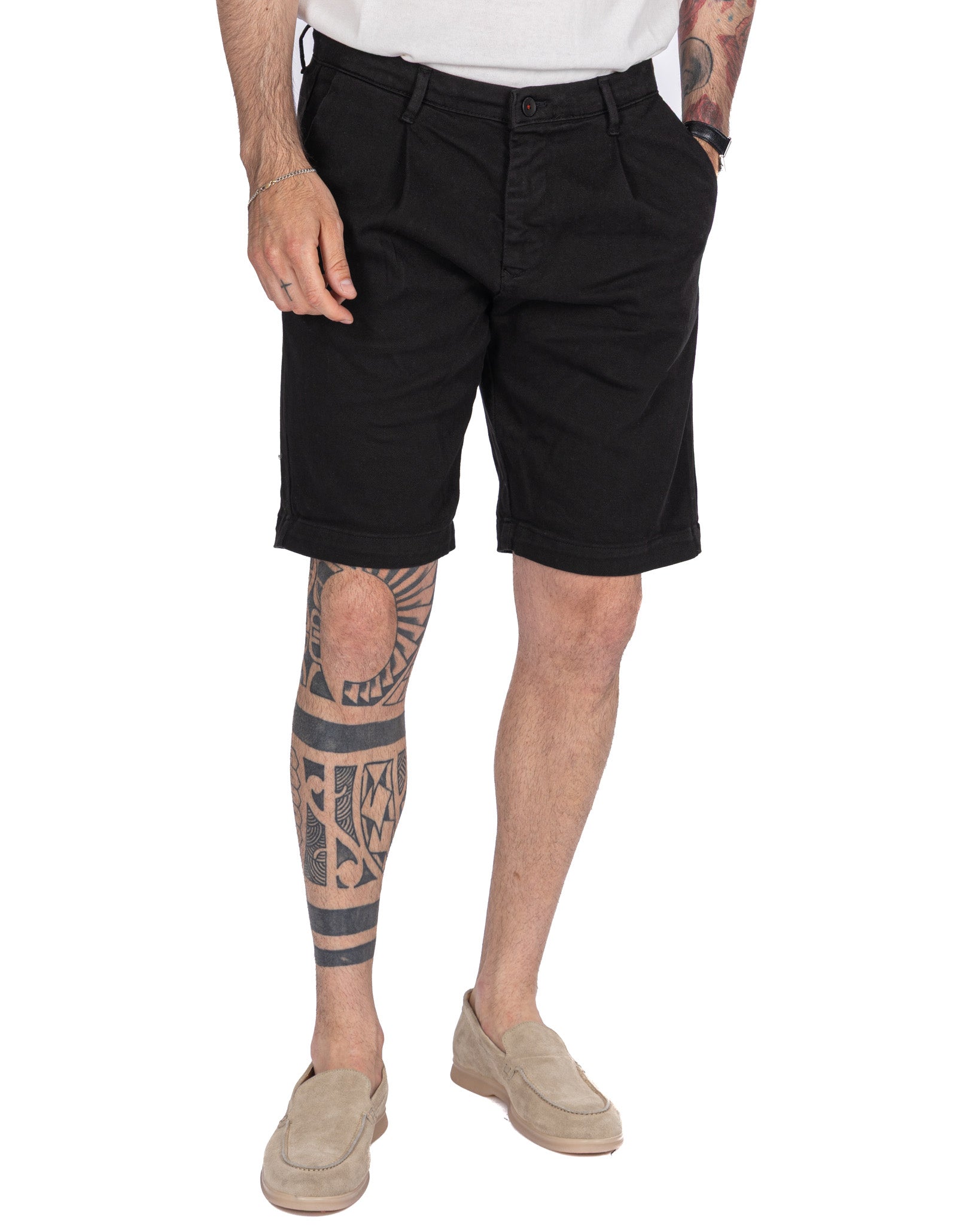 Easton - black high-waisted bermuda shorts with pleats