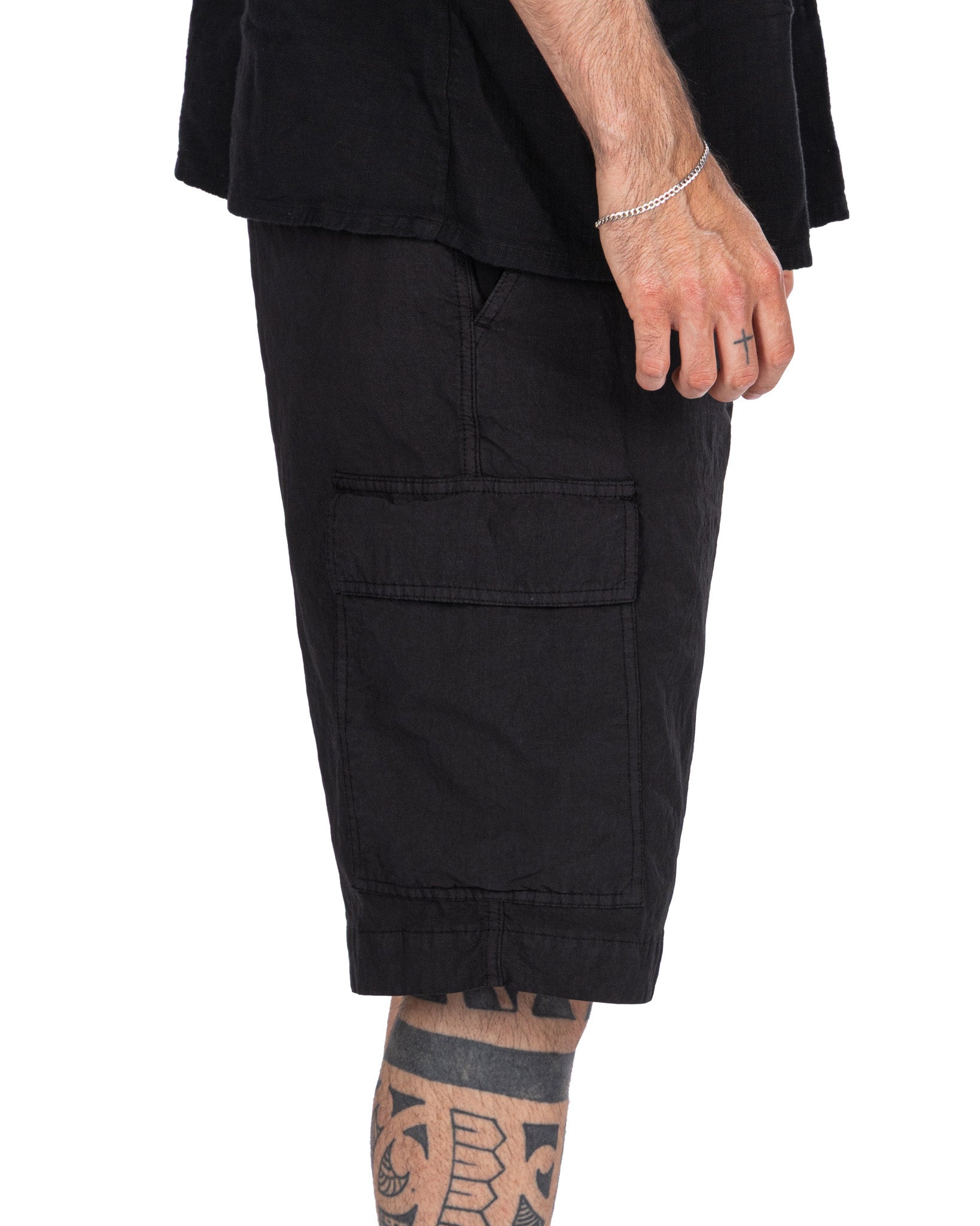 Hunter - black armored cargo bermuda