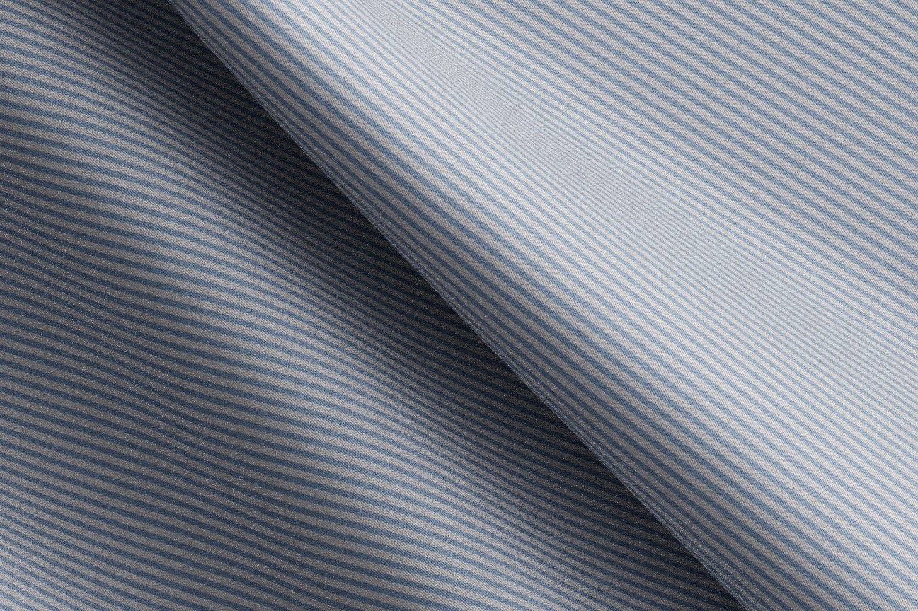 Chemise ajustée en sergé de coton à rayures bleu clair